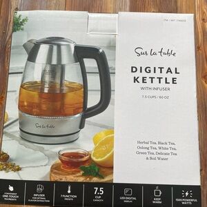 sur la table digital kettle with infuser